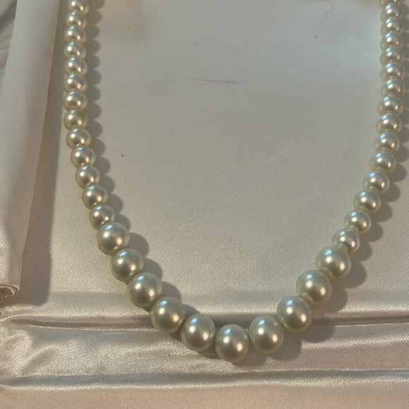 Suzanne Summers Collection pearl nracklace. absolutely gorgeous 19”. beautiful - Picture 2 of 5